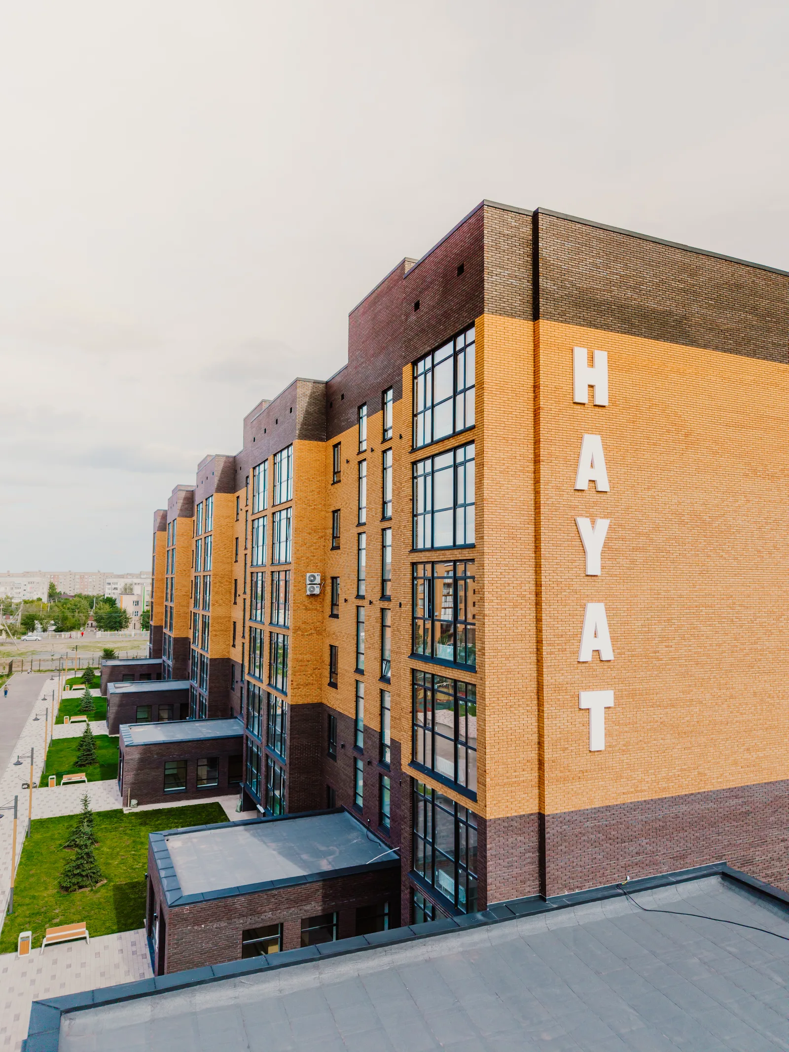 Торец с вывеской HAYAT